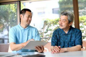 説明をする介護スタッフ