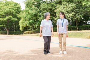 リハビリをする高齢者と介護スタッフ