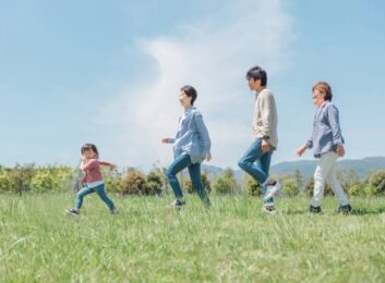 草原を歩く家族